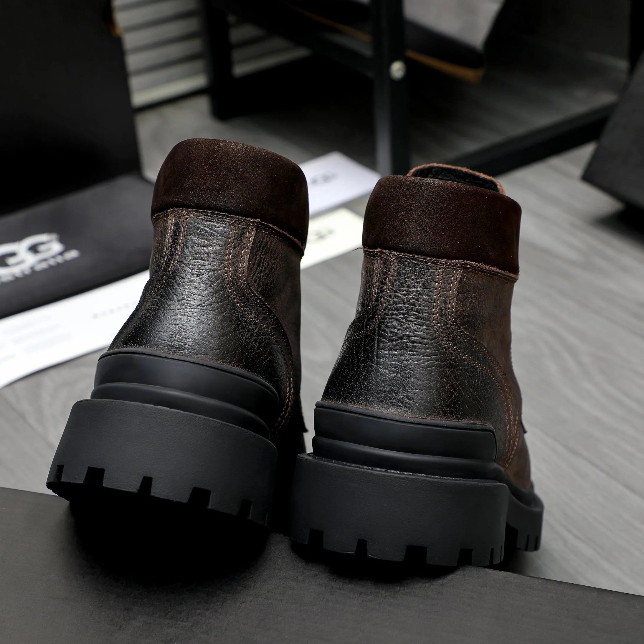 P620 Product trademark: "UGG" Gaobang men's shoes Regular size: 39-44 Product materials: Selected color-brushed cowhide upper, wool lining, original outsole